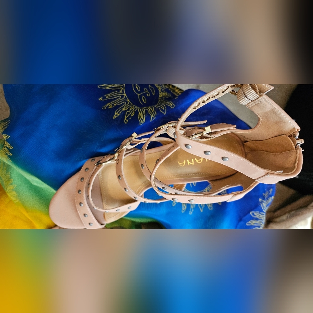 Nude sandals 👡 zipper closure size 10
